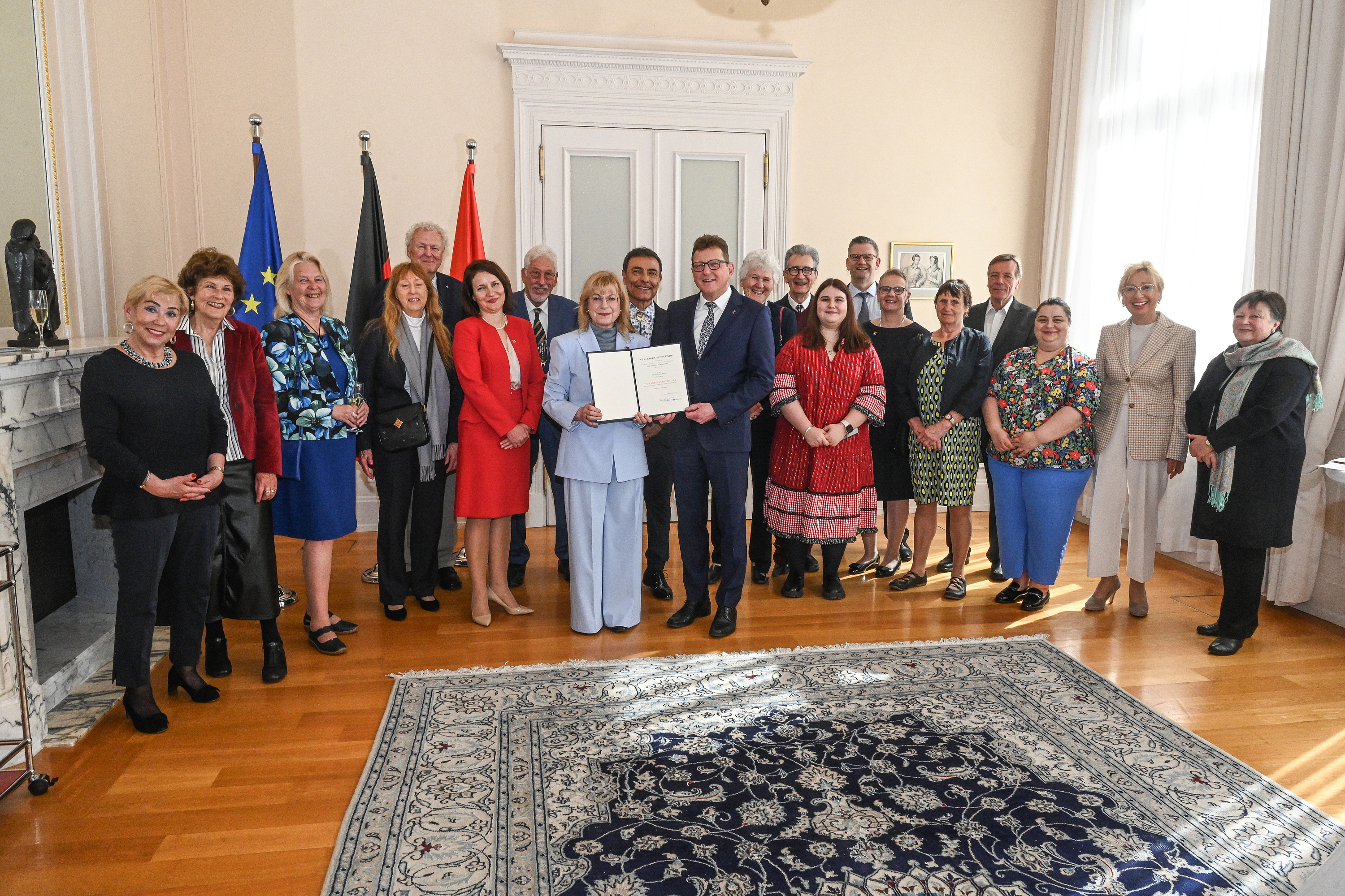 Dr. Sigrun Comati mit der Verdienstmedaille ausgezeichnet